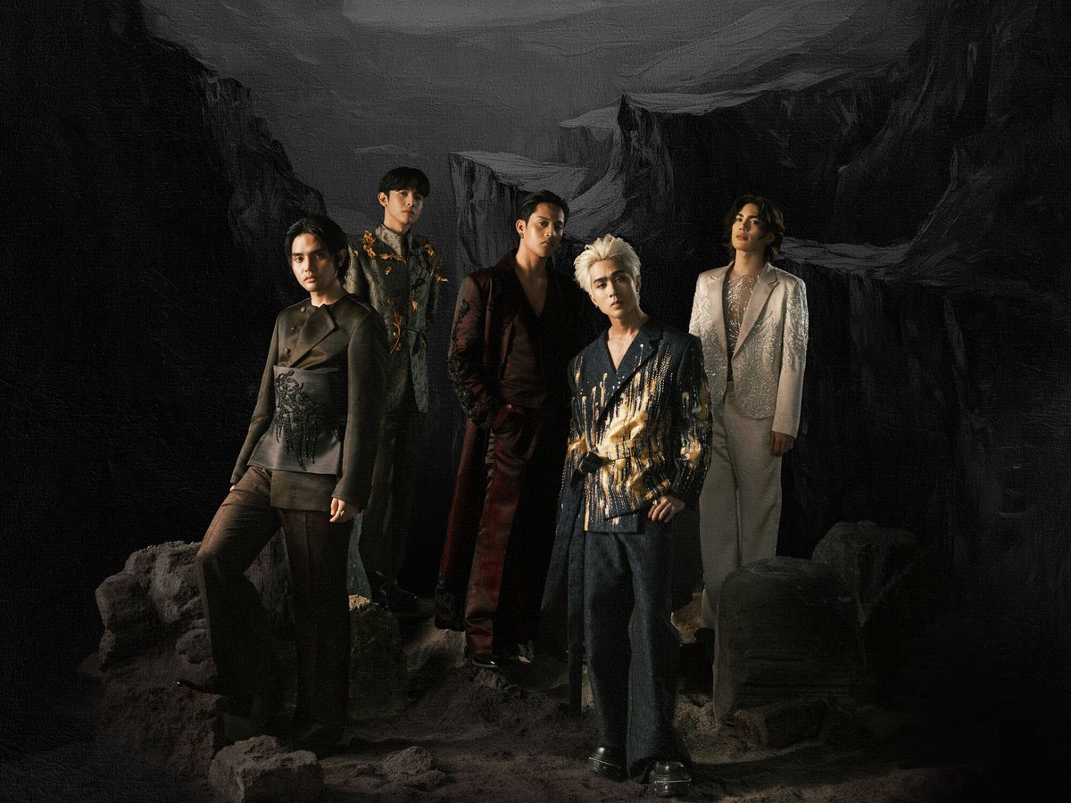 INTSonyMusicJP's tweet photo. ＼#SB19 来日公演限定グッズ販売決定／

9/24(水)Zepp Hanedaで開催される
#SaWWorldTourTokyo 会場限定グッズ
6種がラインナップ✨

さらに会場で最新EP『#SimulaAtWakas』日本盤CDを購入すると限定デザインのフォトカードもプレゼント🎁

販売時間等の詳細は後日発表💨

🔗https://t.co/HZXbCO638I https://t.co/R3J5HdFB2H