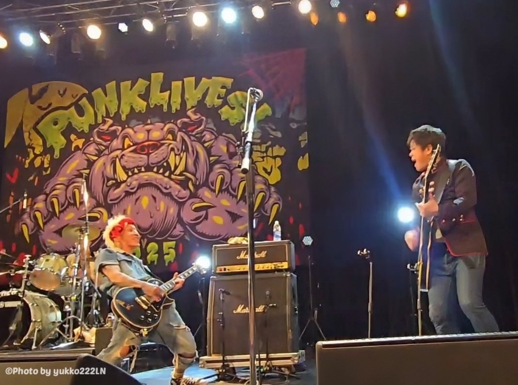 yukkoLN's tweet image. 大好きなギタリスト2人が笑いあって【POWER TO THE PUNKS】を弾いてる光景…たぶん一生忘れないと思います

#thestarclub
#TORUxxx
#ラフィンノーズ
#清野セイジ
#PUNKLIVES2025