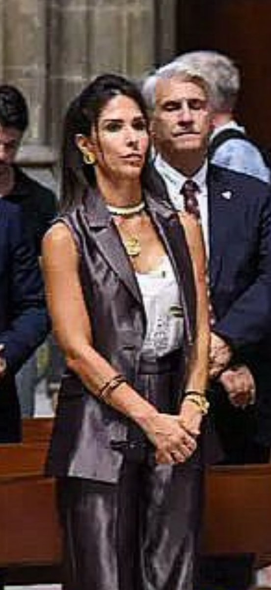 Cordón con ganas de darle como cajón que no cierra a la Carolina. 
La señorita no sabe que hay cierto protocolo en la Santa Iglesia Catedral. Pero ni eso cuidan, está mejor llenarse los bolsillos.
<a href="/SevillaFC/">Sevilla Fútbol Club</a>