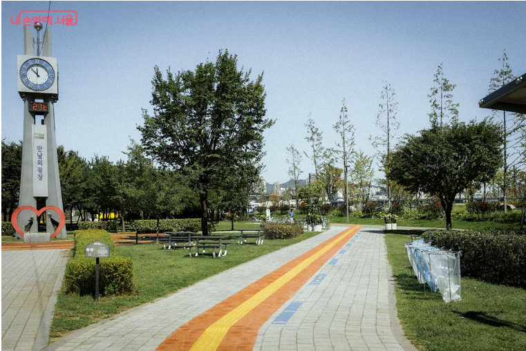 기사 사진에 RM숲 반갑~

mediahub.seoul.go.kr/archives/20155…