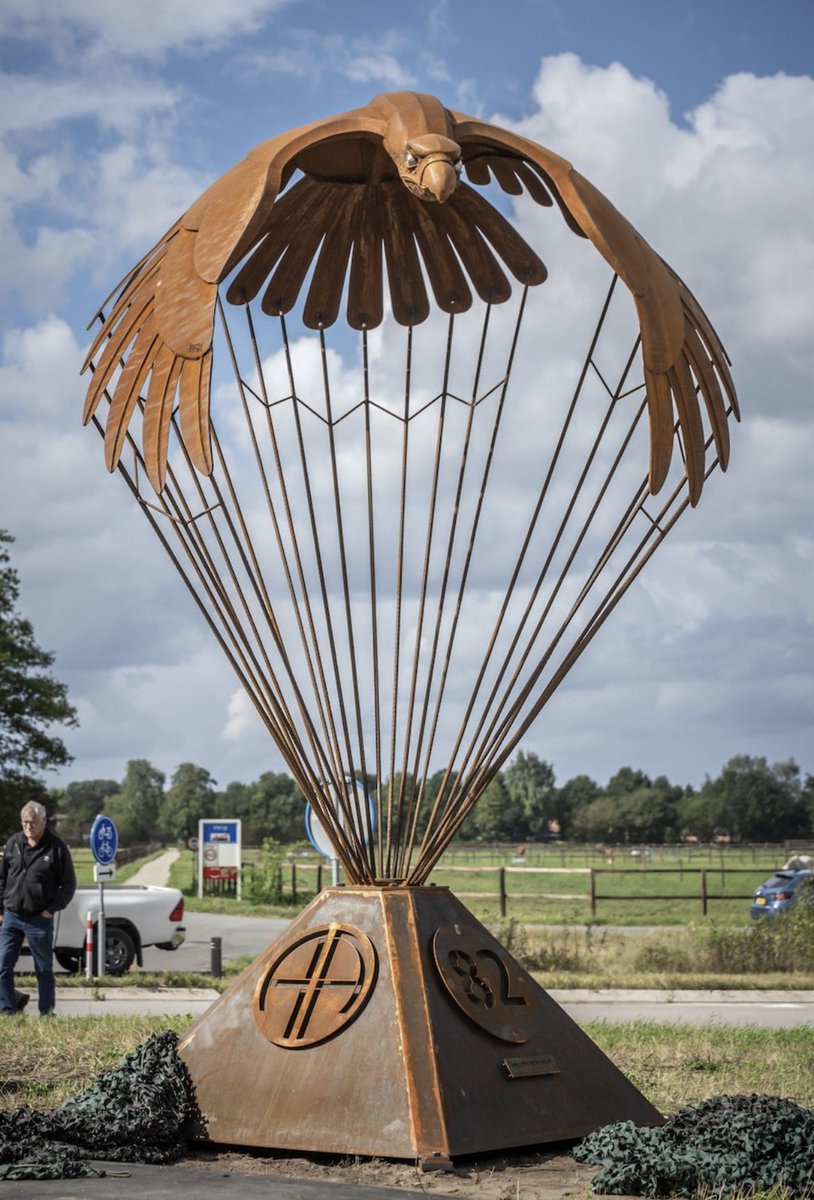 Prachtig mooi kunstwerk erbij in #velp. 

Dit nieuwe monument eert onze bevrijders, en één in het bijzonder gelderlander.nl/land-van-cuijk…