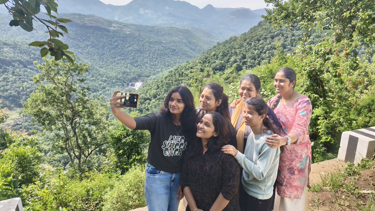 TekstacHQ's tweet image. Sometimes the best ideas don’t come from meetings or screens.

They come when you’re walking through misty hills, sharing stories, and remembering why you love building together.

Here’s a glimpse of our #Tekstac product team’s getaway to Munnar.

#TeamBonding #Munnar #Culture