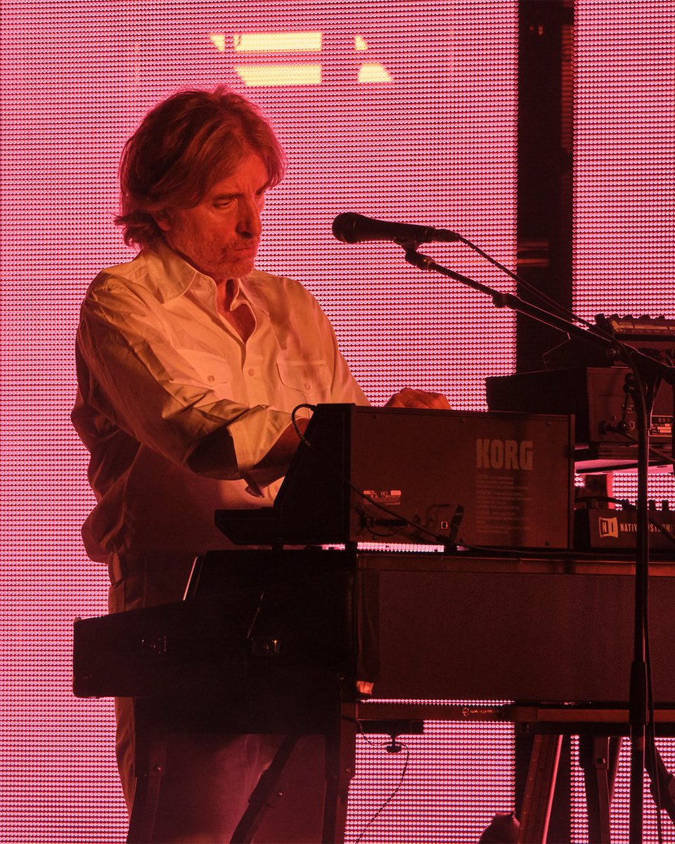 AIR se presentó en el Auditorio Nacional para celebrar los 25 años de Moon Safari. 🌙

Con un setlist de 19 temas, el dúo interpretó de principio a fin su álbum debut y lo complementó con un show visual hipnótico.

📸: Liliana Estrada