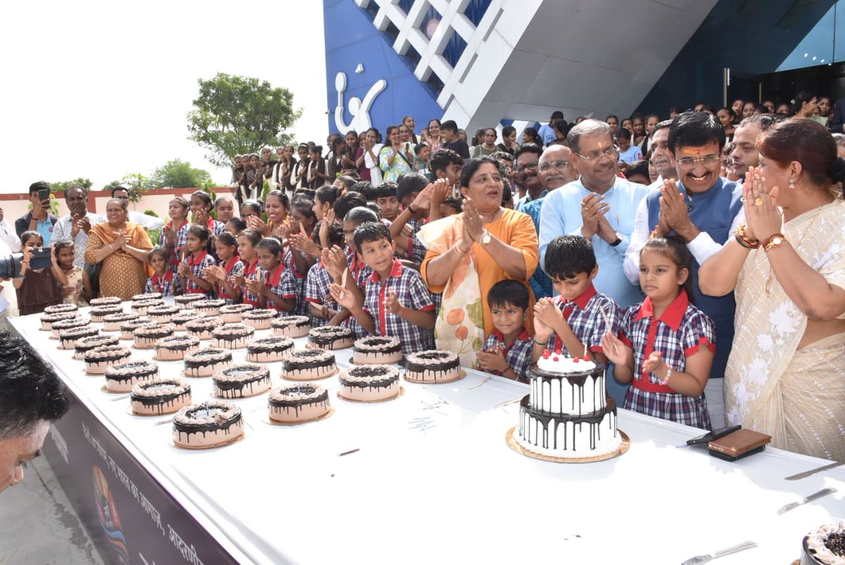 75 किलो का केक और 75 मोमबत्तियों से रोशन हुआ वड़नगर! खेल, सेवा और प्रेम से पीएम का 75वां जन्मदिन मनाया जा रहा है। #NamoKhelMahaKumbh #मोदी_के_गाँव_वड़नगर_में
<a href="/CollectorMeh/">Collector Mehsana</a> 
<a href="/ddo_mehsana/">DDO Mehsana</a>