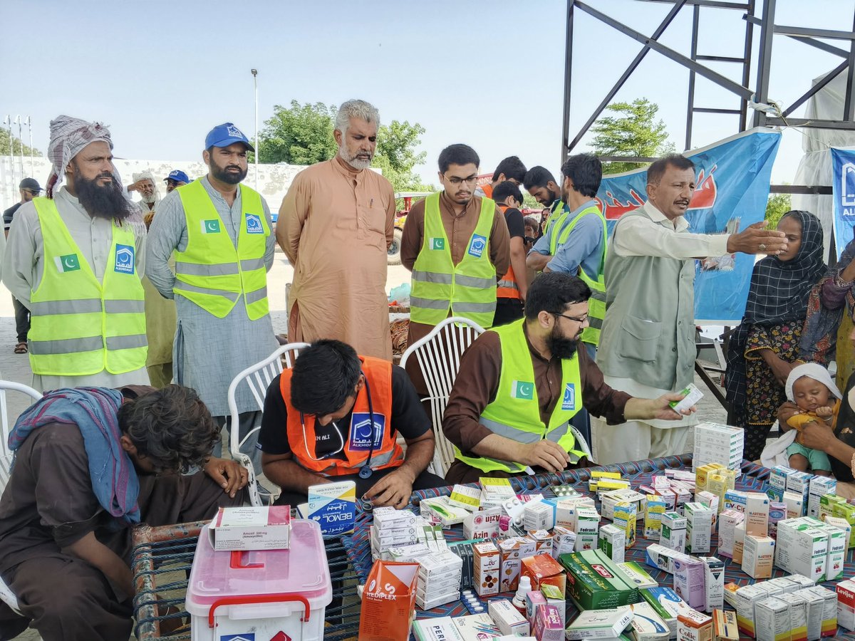 📍Ali Pur-Muzaffargarh: Alkhidmat has set up a medical camp in the Panjnad area to provide healthcare for flood-affected families.

This medical camp is playing a vital role in protecting the health and well-being of affected families. By providing free treatment and essential