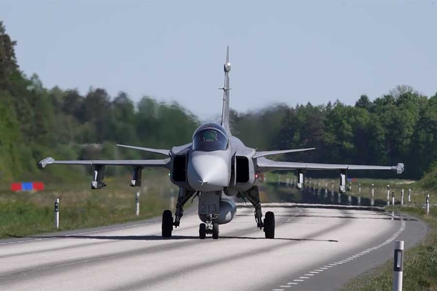 AllDefenseinOne's tweet image. 🇵🇭 Philippines eyes new fighter jets: 🇮🇹 Typhoon | 🇸🇪 Gripen | 🇺🇸 F-16 Viper 
🛡️ Part of Flight Plan 2028 
🌊 South China Sea tensions 
💰 $5.58B deal sparks debate

#PhilippinesDefense #FighterJetRace #PAFModernization #EurofighterTyphoon #SaabGripen #F16Viper