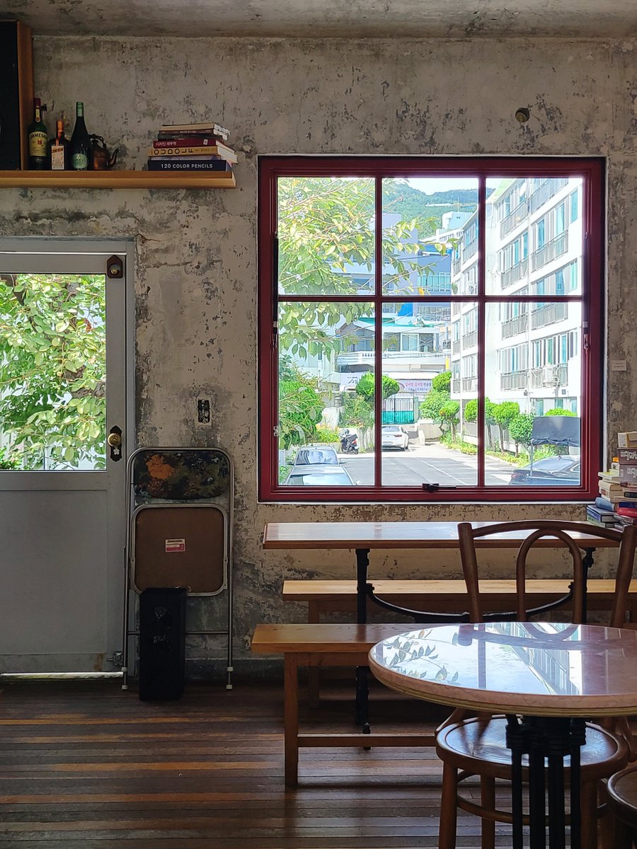 📍광안리 삐에드라

메리골드 금귤무스가 왜이리 맛있어..🥹 달콤상큼한 케이크에 피치우롱 한모금이 정말 잘 어울려✧･ﾟ: * 홍차를 주문하면 찻잔을 고를 수 있어서 더 좋았던 곳