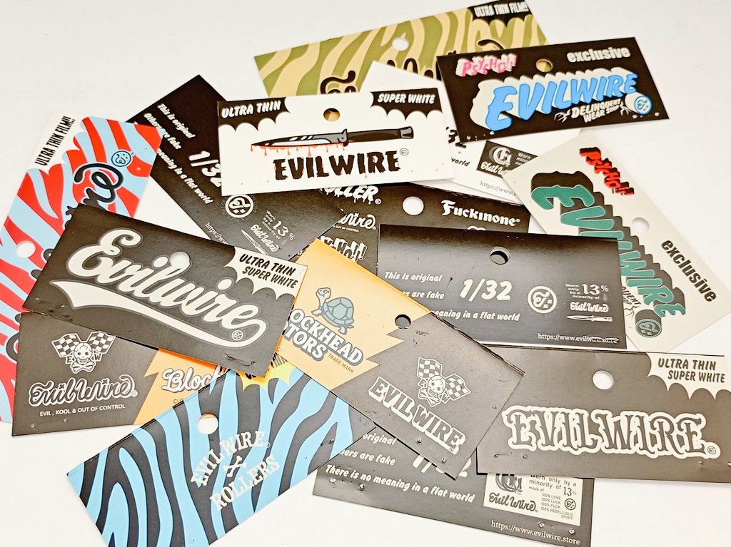 kanna_m4's tweet image. evilwireステッカーのタグカッコよくて捨てちゃうの勿体ないから切り出してギヤカバーにいつも使ってる。
ステッカーとは違う紙の質感とチラ見せが可愛くて好き。

#evilwire