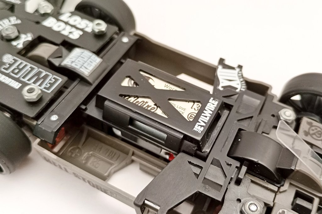 kanna_m4's tweet image. evilwireステッカーのタグカッコよくて捨てちゃうの勿体ないから切り出してギヤカバーにいつも使ってる。
ステッカーとは違う紙の質感とチラ見せが可愛くて好き。

#evilwire