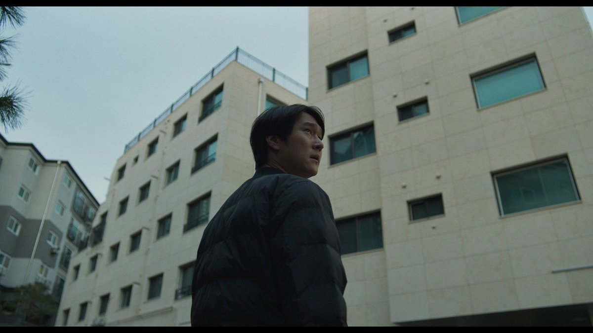 imbcenews's tweet image. [#애프터스크리닝] &apos;미로&apos; 고경표 주연과 프로듀싱, 잘생긴 류경수가 풀어가는 심리극 ★★ 
#고경표 #KoKyungPyo #류경수 #RyuKyungSoo #미로 #주연 
#프로듀싱 #제30회 #부산국제영화제 #BIFF #부국제 #iMBC연예 

굉장히 잔잔한 영화다. 시작부터 어둡고 조용하고 가라앉은 분위기는, 만약 당신이…