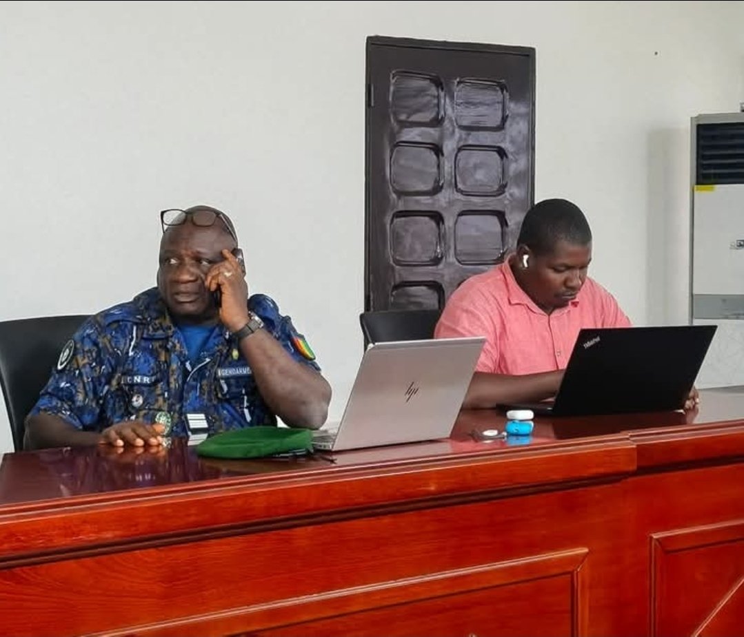 AmadouLePo's tweet image. Le Code de la Route est déterminant dans les dispositifs de la sécurité routière.

La commission interministérielle fait une relecture du projet de décret d'application de la loi 023 portant Code de la Route en République de Guinée.

#AGUISER #MTFP #Police #Gendarmerie #Procureur