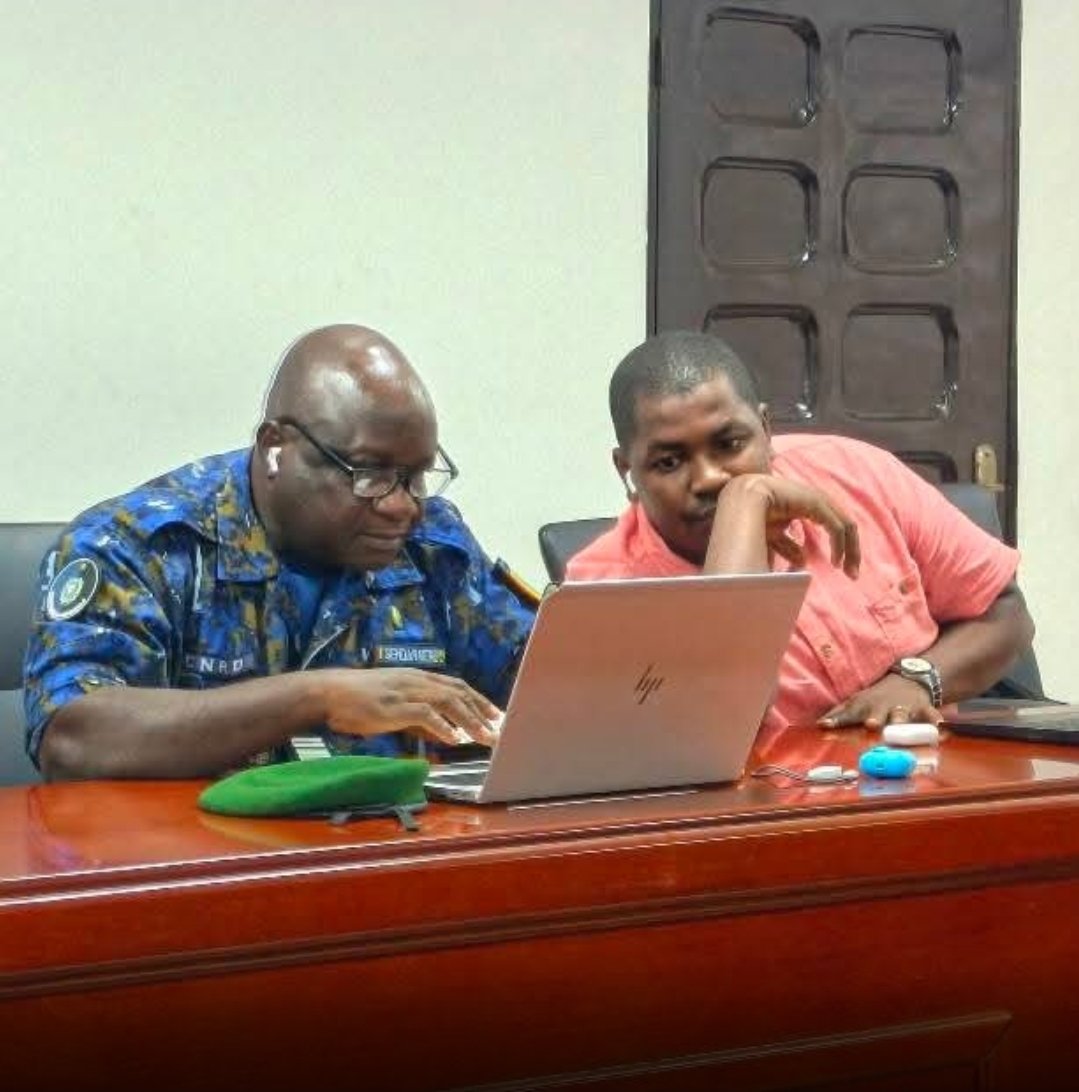 AmadouLePo's tweet image. Le Code de la Route est déterminant dans les dispositifs de la sécurité routière.

La commission interministérielle fait une relecture du projet de décret d'application de la loi 023 portant Code de la Route en République de Guinée.

#AGUISER #MTFP #Police #Gendarmerie #Procureur