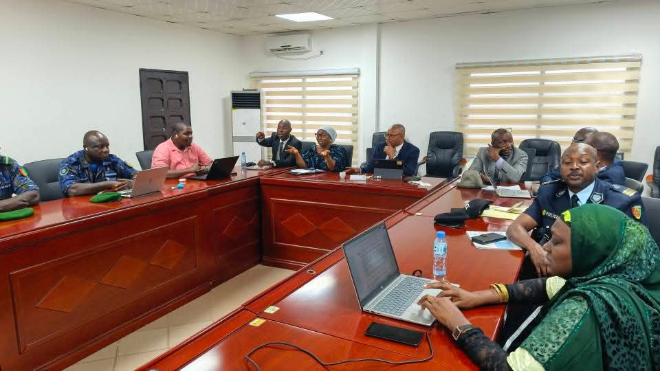 AmadouLePo's tweet image. Le Code de la Route est déterminant dans les dispositifs de la sécurité routière.

La commission interministérielle fait une relecture du projet de décret d'application de la loi 023 portant Code de la Route en République de Guinée.

#AGUISER #MTFP #Police #Gendarmerie #Procureur