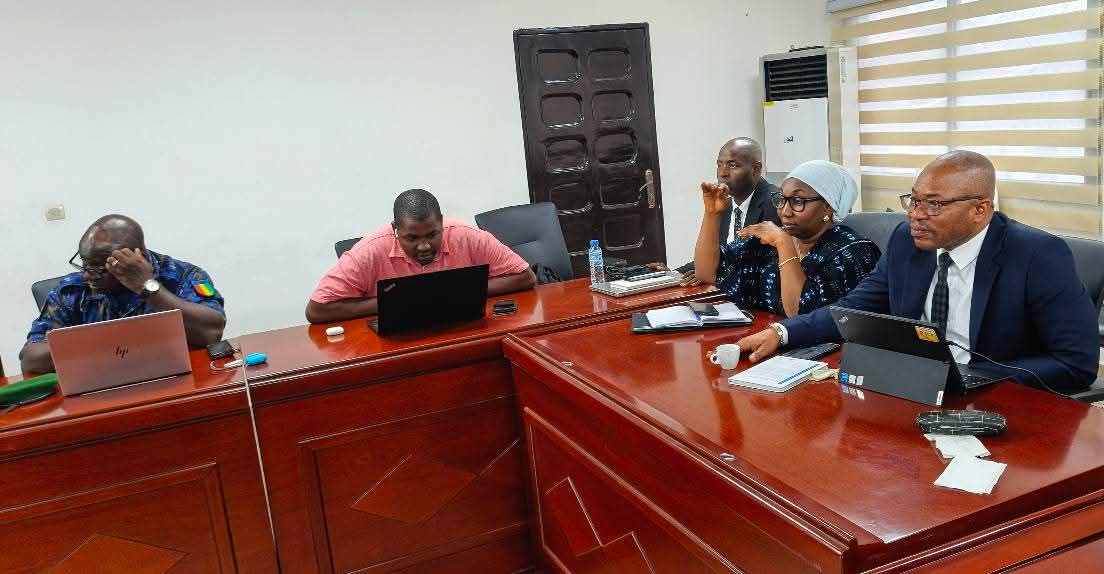 AmadouLePo's tweet image. Le Code de la Route est déterminant dans les dispositifs de la sécurité routière.

La commission interministérielle fait une relecture du projet de décret d'application de la loi 023 portant Code de la Route en République de Guinée.

#AGUISER #MTFP #Police #Gendarmerie #Procureur