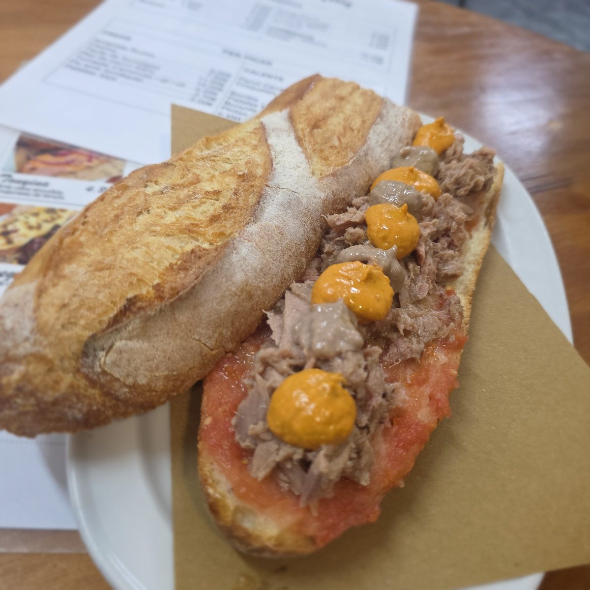 Bon dia per avui entrepà de tonyina amb salsa romesco i paté d'anxova. Salut <a href="/DO_sants/">D.O. Sants</a> #entrepadeldia