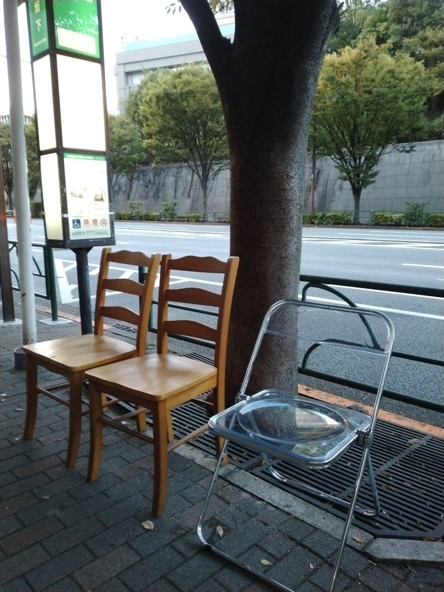 椅子の前にテーブルを置き、花を飾り、コーヒーを飲んでもいいだろうか。