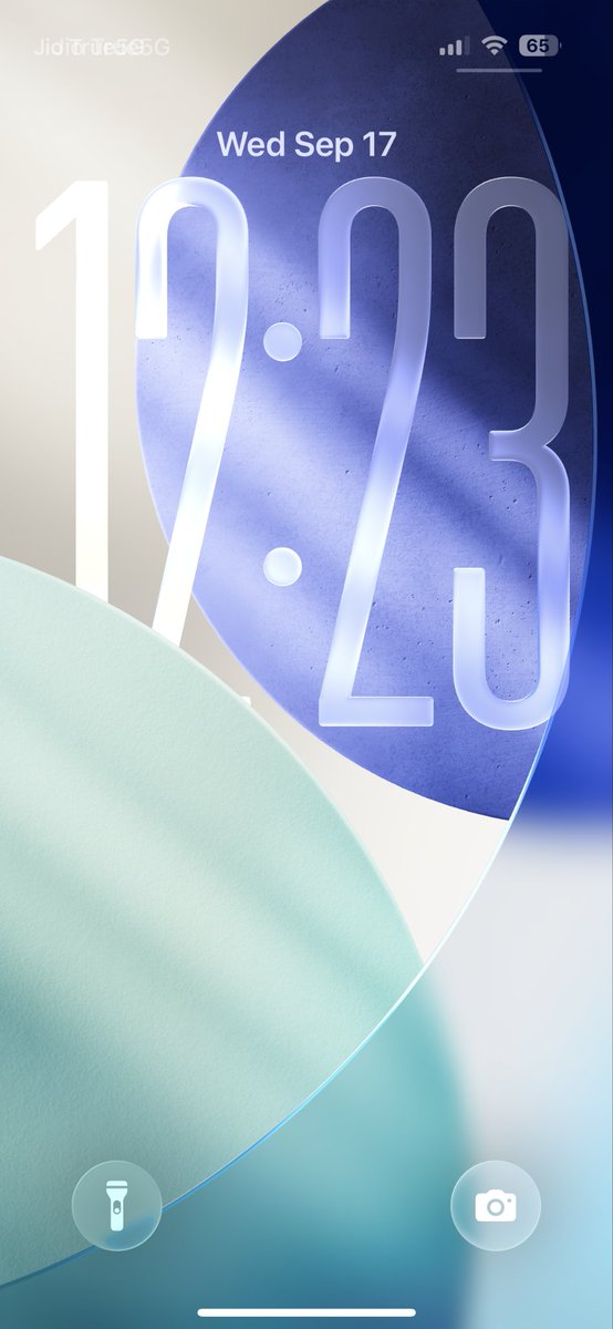 TrakinTech's tweet image. Have you updated to iOS 26? If yes, has it affected your battery life?