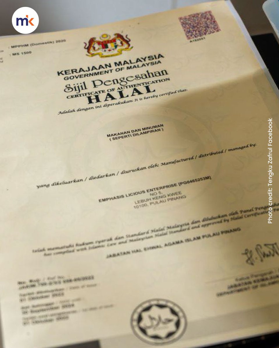 mkini_bm's tweet photo. Menteri Pelaburan, Perdagangan dan Industri (Miti) Tengku Zafrul Tengku Abdul Aziz terpaksa berkongsi sijil halal sebuah restoran Cina dikunjunginya setelah diserang pengguna maya.

“Semasa saya pergi ke kedai, saya tengok sijil halal di sana. Gambar sijil halal pun saya ada kongsi di post (hantaran media sosial). 

“Ada yang kata bila check (periksa) di laman web Jakim (Jabatan Kemajuan Islam Malaysia), sijil halal dah ditarik balik, tapi bila kita tengok ada sijil halal di kedai, jaranglah kita nak double check di portal pula. 

“Insya-Allah, kita sama-sama mengingatkan antara kita,” katanya sambil mengucapkan terima kasih kepada pihak yang memberi teguran. 

Berita penuh: https://t.co/jQxkRdQYbm