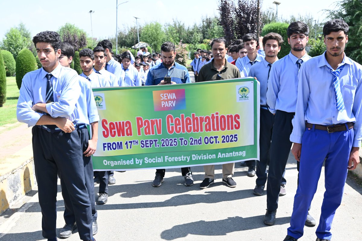 #SewaParv2025 Mega rally flagged off by the #DCKulgam <a href="/AtharAamirKhan/">Athar Aamir Khan</a> (IAS), marking the start of a fortnight dedicated to service, awareness and community participation.
#SevaParv2025 
<a href="/diprjk/">Information & PR, J&K</a>
<a href="/ddnewsSrinagar/">DD NEWS SRINAGAR</a>
<a href="/PIBSrinagar/">PIB in Jammu Kashmir & Ladakh</a>
<a href="/airnewsalerts/">All India Radio News</a>
