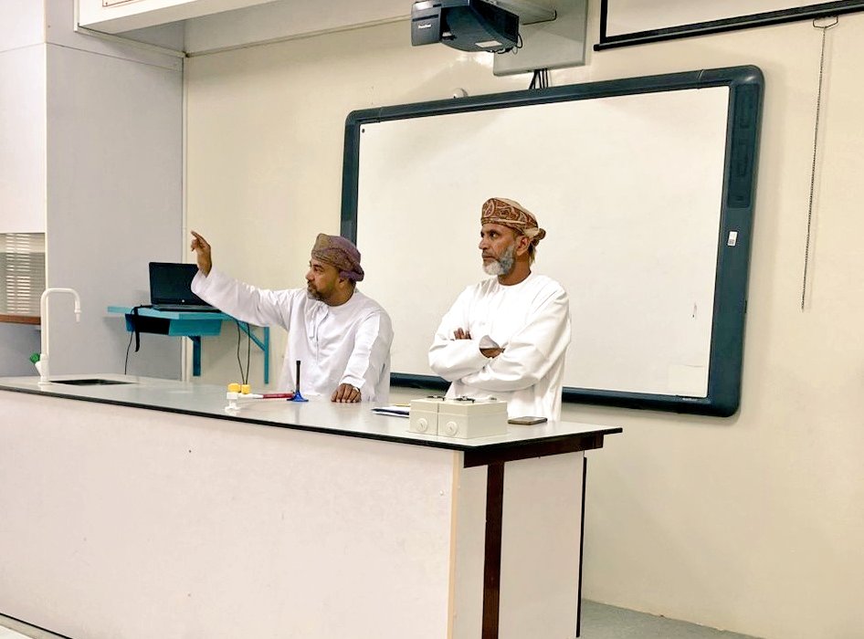 EduGovSbt3311's tweet photo. عقدت أسرة العلوم برئاسة المعلم الأول الأستاذ بدر الصبحي اجتماعها الأول لهذا العام، حيث جرى خلاله مناقشة مستجدات العام الدراسي، وتنظيم جدول المناوبة الأسبوعية، إضافةً إلى مناقشة خطة تحضير المختبر.
@EduGovSbt 
#فعاليات_تعليمية_جنوب_الباطنة 
#تعلم_مستدام https://t.co/8ttnVizmRt