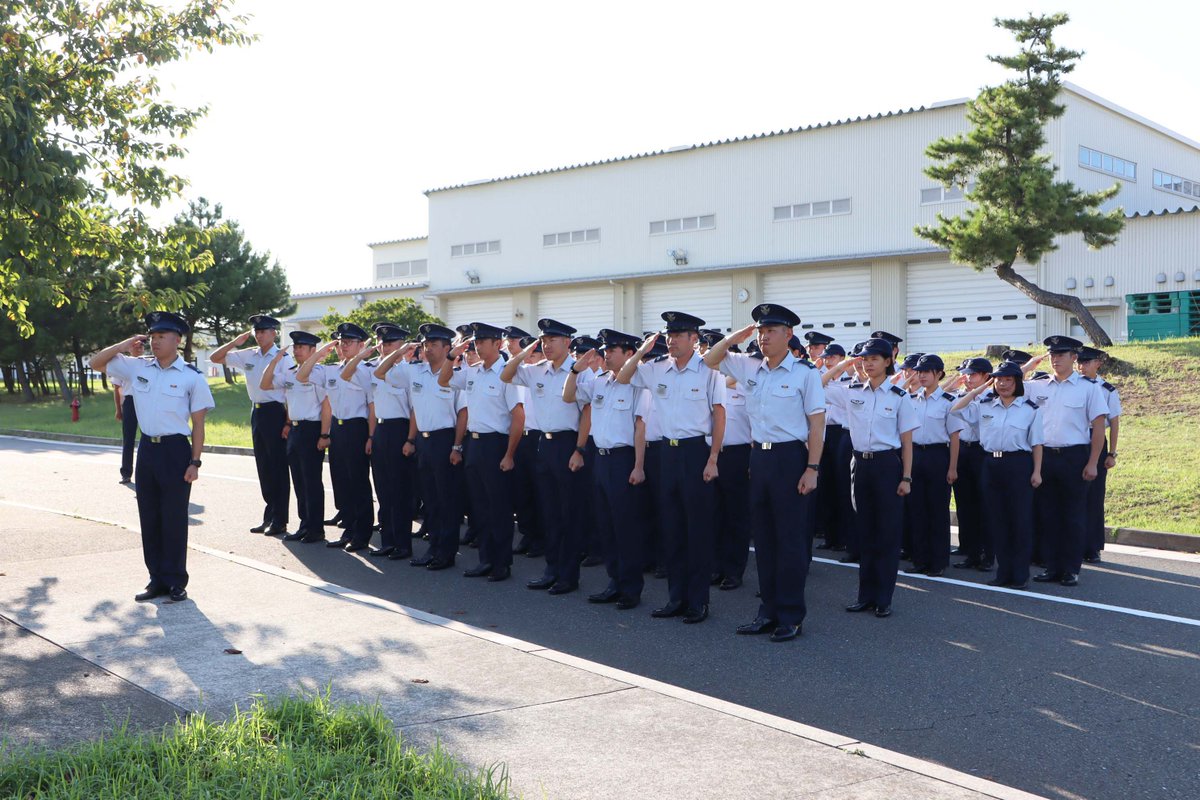 jasdf_ashiya's tweet image. ２課程の卒業式の様子になります。

仲間達と切磋琢磨し、お互い励ましあった同期
本日、卒業します。

それぞれの基地へ帰るも
ここで学んだ仲間達とは
青い空の下で繋がっています。
また、ここ芦屋で出会える日を

#芦屋基地 #同期 #絆