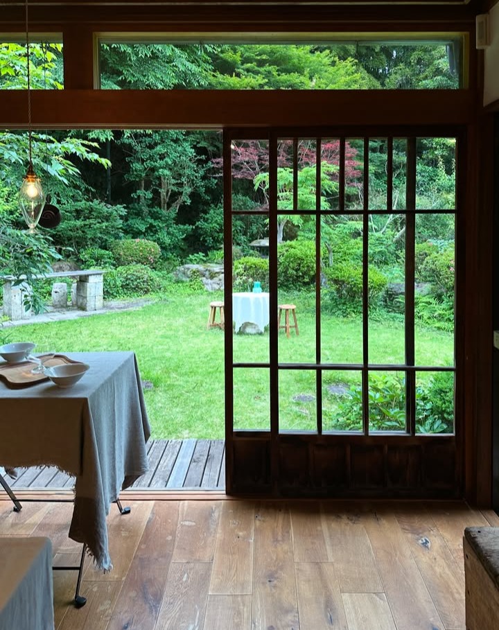 zhxbhx123's tweet image. 静かな午後、木の香りに包まれた部屋で、緑を眺めながらひと休み。
窓の向こうには、まるで絵のような庭の風景。
風の音、鳥の声、ゆっくり流れる時間が心を整えてくれる。
何もせず、ただここにいるだけで満たされる場所。
#緑のある暮らし
#日本の美
#静かな時間
#庭のある生活
#古民家カフェ