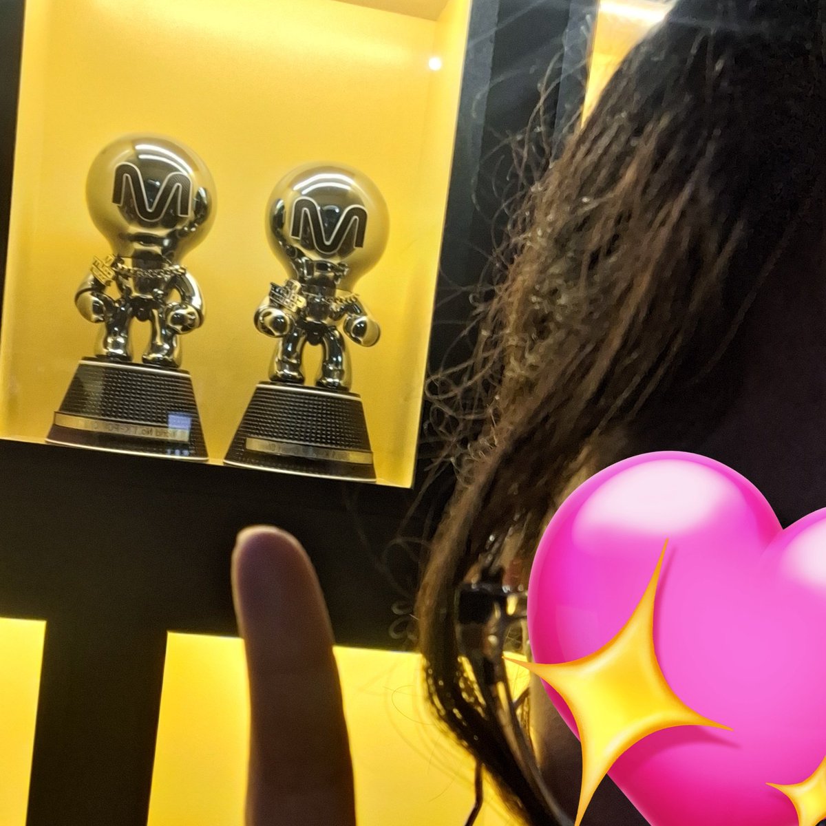_sugaclouds's tweet photo. Creo que recién ahora proceso lo del lunes. Poder estar en una experiencia tan linda, viendo el trabajo, la ropita y escenografía de Jungkook en vivo y en directo, ver premios que jamás crei que vería en persona y además CONOCER A ALMEN
Wowwowow, fue lo mejor de esta semana ❤️‍🩹😭 https://t.co/YdTvq04drA