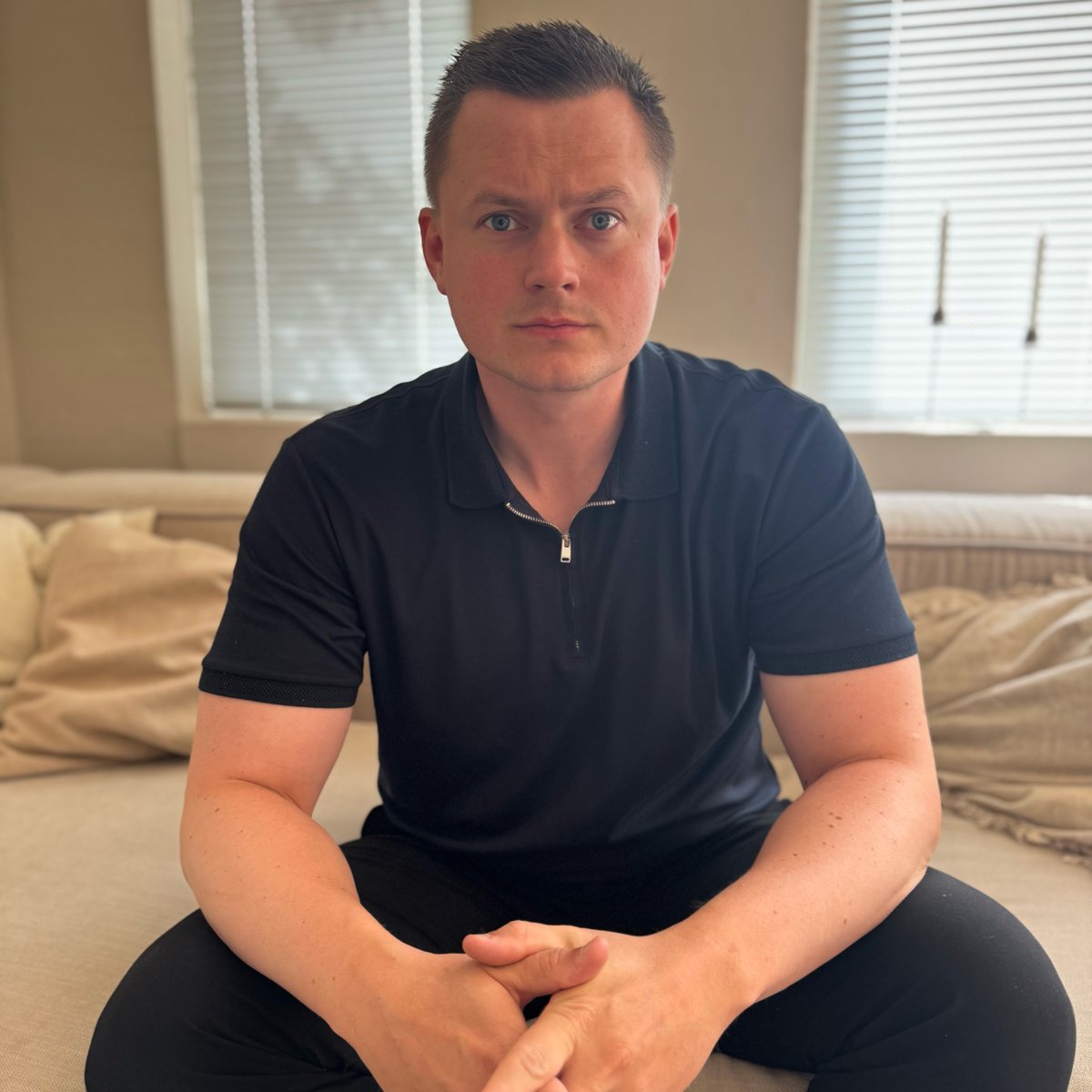 andersbaek1's tweet photo. Regeringen vil indføre historisk stor masseovervågning af vores privatliv.🚨
Det skal vi have stoppet NU!
Folkens - hvad er det der foregår?
Vi peger fingrer af USA for at gå ned af en mørk autokratisk sti, men det er gudhjælpemig vores egen regering, der er i færd med at indføre et så stort indhug i vores privatliv, at det kun burde være muligt i en diktaturstat.
Der er selvfølgelig tale om Chatkontrol-loven.
Regeringen vil via sit EU-formandskab forsøge at stemme det igennem i oktober.
Hvad indebærer loven:
Automatisk scanning af alle private SMSer, e-mails og billeder før de sendes.
Formålet er at fange overgrebsmateriale mod børn.
⚠️En autokratisk glidebane⚠️
Formålet er vigtigt.
Men uanset hvor vigtig sagen er, må det aldrig give fripas til uhæmmet indskrænkning af vores privatliv.
Den opfattelse deler regeringen ikke.
Justitsminister Peter Hummelgaard siger:
”Vi er nødt til at bryde med den totalt fejlagtige opfattelse af, at det er enhver mands frihedsrettighed at kommunikere på krypterede beskedtjenester”
Sagt mere simpelt:
“Nej I har ikke lov til at sende beskeder uden at myndighederne kan kigge med, hvis de ønsker det”.
Det bør løbe os allesammen koldt ned af ryggen.
Vi kan og skal som borgere ikke tolerere dette.
Vi er nødt til at vise enhver siddende regering - uanset fløj - at angreb mod vores privatliv i denne skala ikke accepteres.
Det gør vi ved at råbe op. Og fortælle vidt og bredt om loven, tagge regeringens politikere osv.
Jeg vil samtidig anbefale, at man sætter sin borgerforslaget imod loven (link i kommentarene)
Vores egen regering er på nippet til at åbne en autokratisk Pandoras æske som vil blive tæt på umulig at lukke igen.
Det skal vi have stoppet NU.
