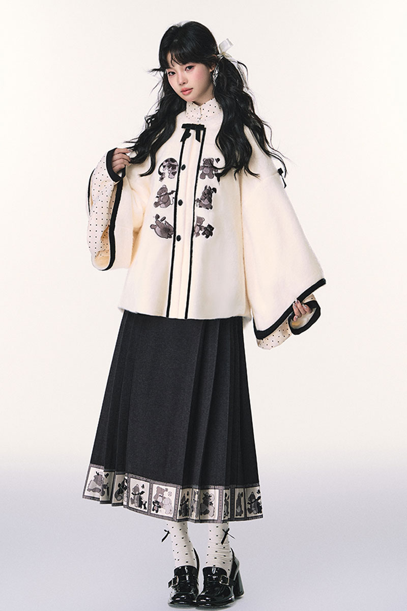 SilkDivas's tweet image. Bears hibernate as winter falls, and all things begin to slumber🐻💤

This winter Hanfu uses soft thick fleece, in cozy cream-beige and elegant charcoal gray.

silkdivas.com/en-gb/product/…

【Sleepless Bear】from SilkDivas

#hanfu #bearpattern #beigeblack #hanelement #mamianskirt