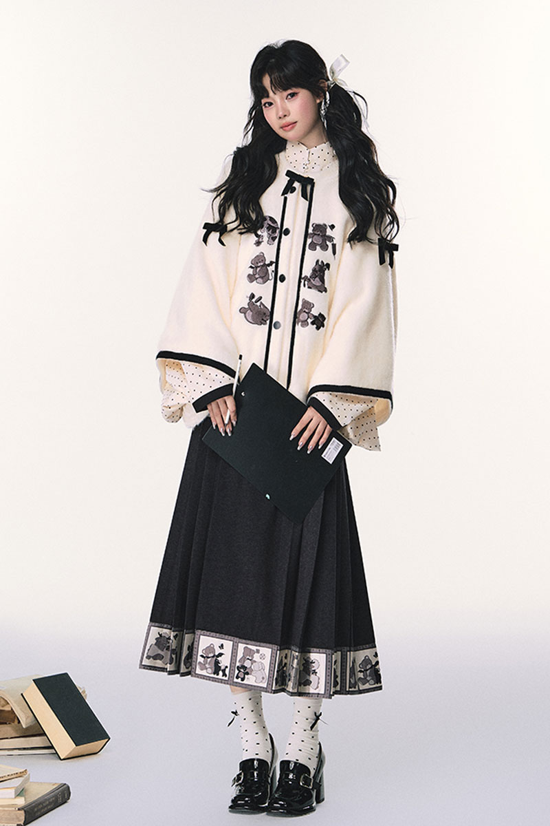 SilkDivas's tweet image. Bears hibernate as winter falls, and all things begin to slumber🐻💤

This winter Hanfu uses soft thick fleece, in cozy cream-beige and elegant charcoal gray.

silkdivas.com/en-gb/product/…

【Sleepless Bear】from SilkDivas

#hanfu #bearpattern #beigeblack #hanelement #mamianskirt