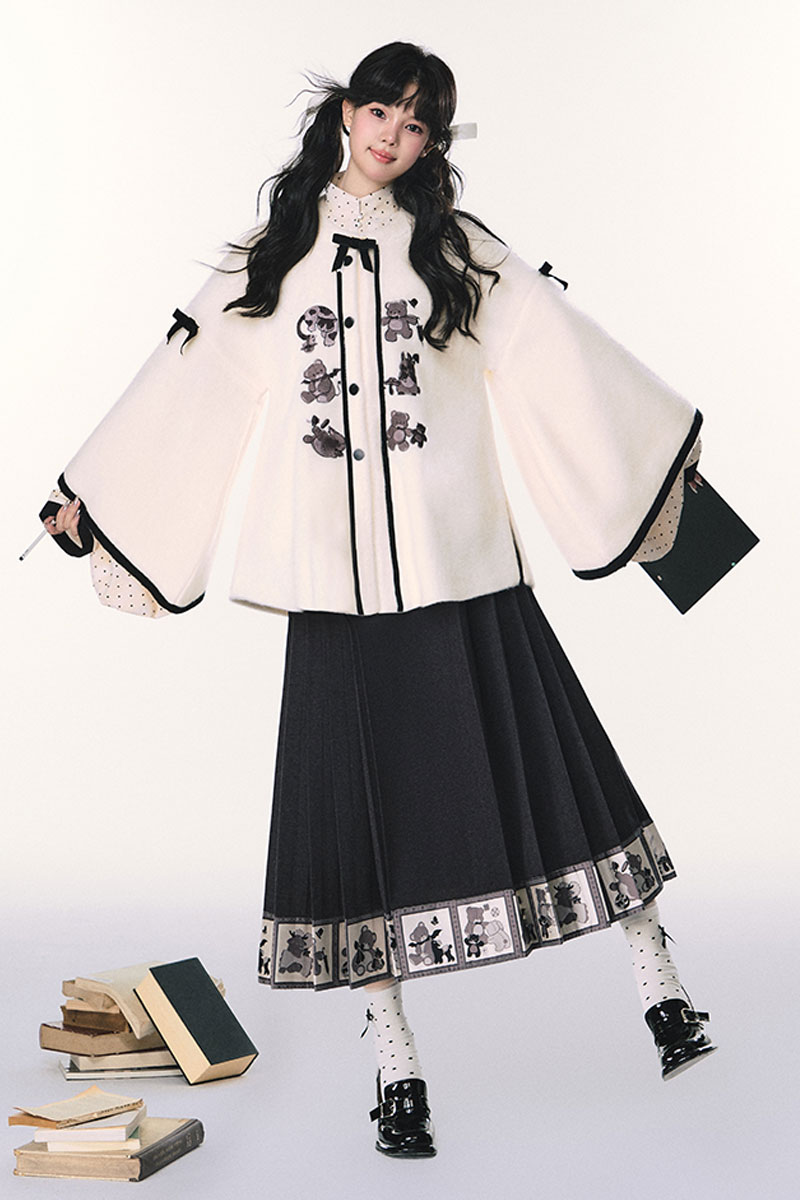 SilkDivas's tweet image. Bears hibernate as winter falls, and all things begin to slumber🐻💤

This winter Hanfu uses soft thick fleece, in cozy cream-beige and elegant charcoal gray.

silkdivas.com/en-gb/product/…

【Sleepless Bear】from SilkDivas

#hanfu #bearpattern #beigeblack #hanelement #mamianskirt