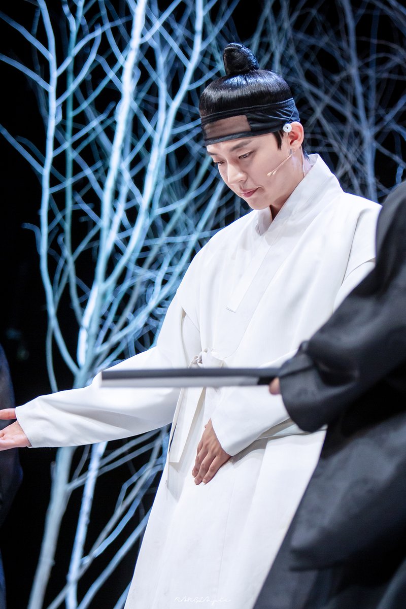 240602 #난설 무대인사                                     

허균 #윤재호

누이 먼저~
스승님 먼저~

언제나 예의 바른 재호균이 🤍