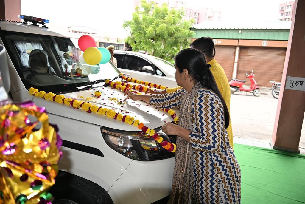 co32pacup's tweet photo. 32वी वाहिनी पीएसी में सेनानायक महोदया सुश्री प्राची सिंह, आईपीएस की गरिमामयी उपस्थिति में विश्वकर्मा पूजन का आयोजन किया गया।शस्त्र एवं वाहनों का विधिपूर्वक पूजन कर सभी अधिकारी, जवान व कर्मचारी पूर्ण अनुशासन व भक्ति भाव से सहभागी बने।@Uppolice @adgpacup @prachiIPS @UPPoliceTrgHQ https://t.co/XcrNV2qpRs