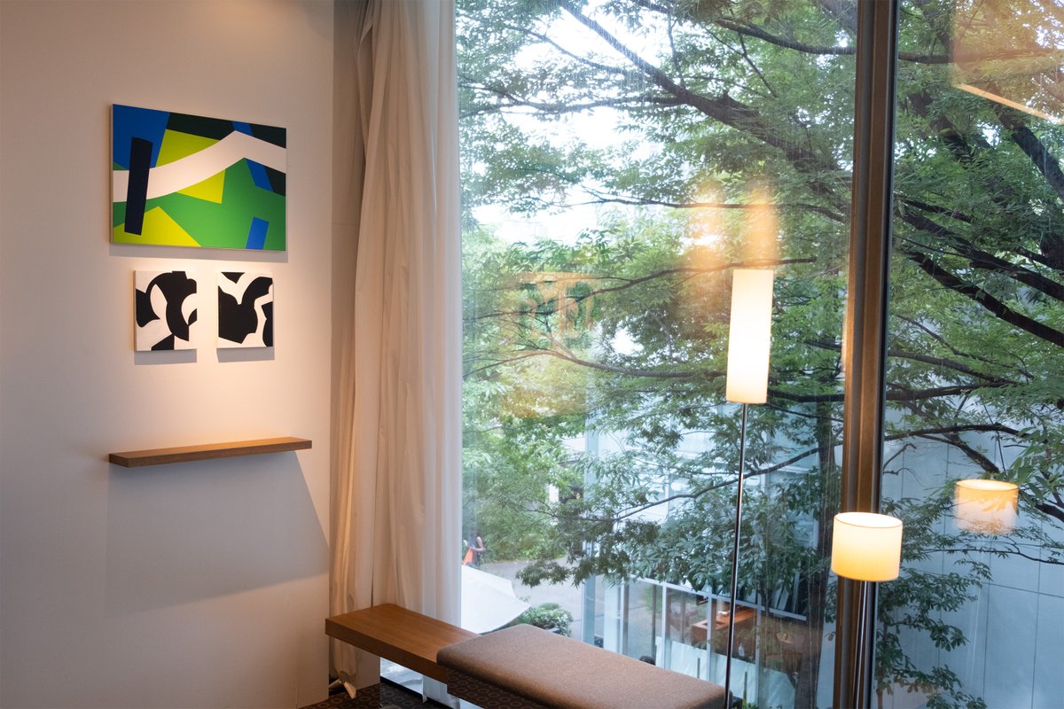 machiyama's tweet image. 明日18日が最終日、駆け込み大歓迎です！！
14-19時で在廊しておりますのでお会いできるのを楽しみにしております！！

✨️展示風景のご紹介✨️
今回ご紹介するのは、シェアラウンジ通路壁の棚の作品。鮮やかな色彩のコントラストが、見る人の視線を自然に引き込みます。

#代官山蔦屋書店