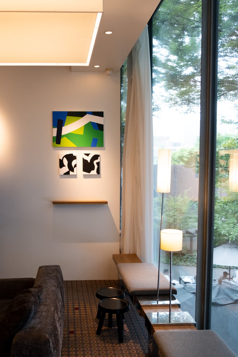 machiyama's tweet image. 明日18日が最終日、駆け込み大歓迎です！！
14-19時で在廊しておりますのでお会いできるのを楽しみにしております！！

✨️展示風景のご紹介✨️
今回ご紹介するのは、シェアラウンジ通路壁の棚の作品。鮮やかな色彩のコントラストが、見る人の視線を自然に引き込みます。

#代官山蔦屋書店