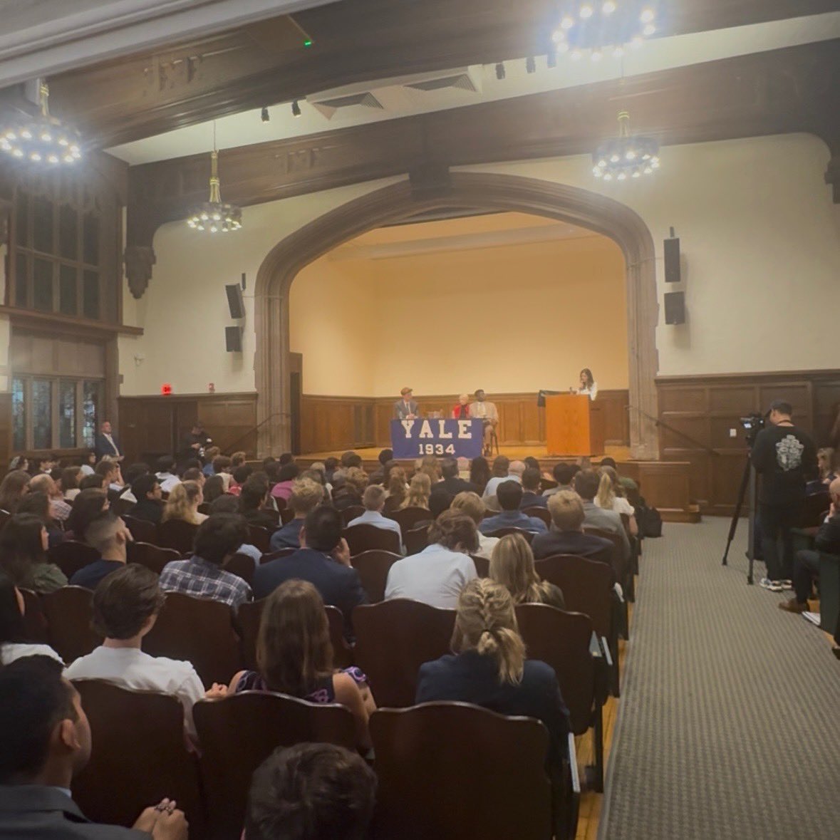 Debate just ended.

We won. The room voted for the pro-life side.

Yale organizer was shocked. 

Change is here.

Thank you for praying 🙏