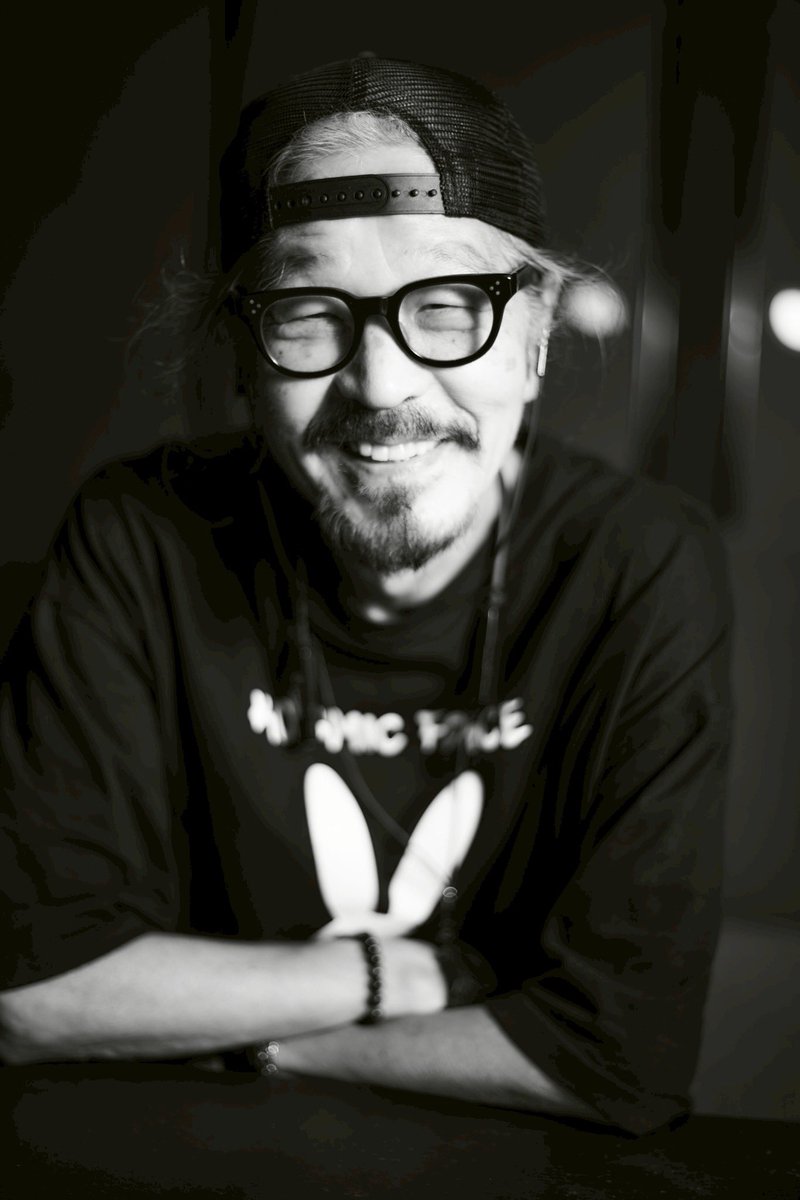 岸和田だんじり祭りの際、写真家平塚篤史 氏か撮った一枚です。お酒の弱い僕がハイボール一杯でほろ酔い加減になってる姿です。笑　完全に緩み切った顔です‼️笑笑