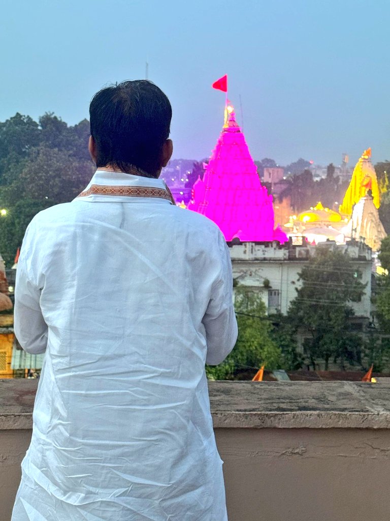 rshuklabjp's tweet photo. उज्जैन स्थित श्री महाकालेश्वर मंदिर में बाबा महाकाल के दर्शन कर स्वयं को अनुगृहीत अनुभव कर रहा हूं।

त्रिकालदर्शी भगवान महादेव से समस्त चराचर जगत में व्याप्त उनके भक्तों एवं श्रद्धालुओं के मंगल, भारतवर्ष की उन्नति तथा हमारे यशस्वी प्रधानमंत्री श्री @narendramodi जी के दीर्घायु एवं राष्ट्र को उज्ज्वल भविष्य की ओर अग्रसर करने हेतु उत्तम स्वास्थ्य की प्रार्थना की। 🙏

#हर_हर_महादेव #HappyBdayPMModi #SevaParv