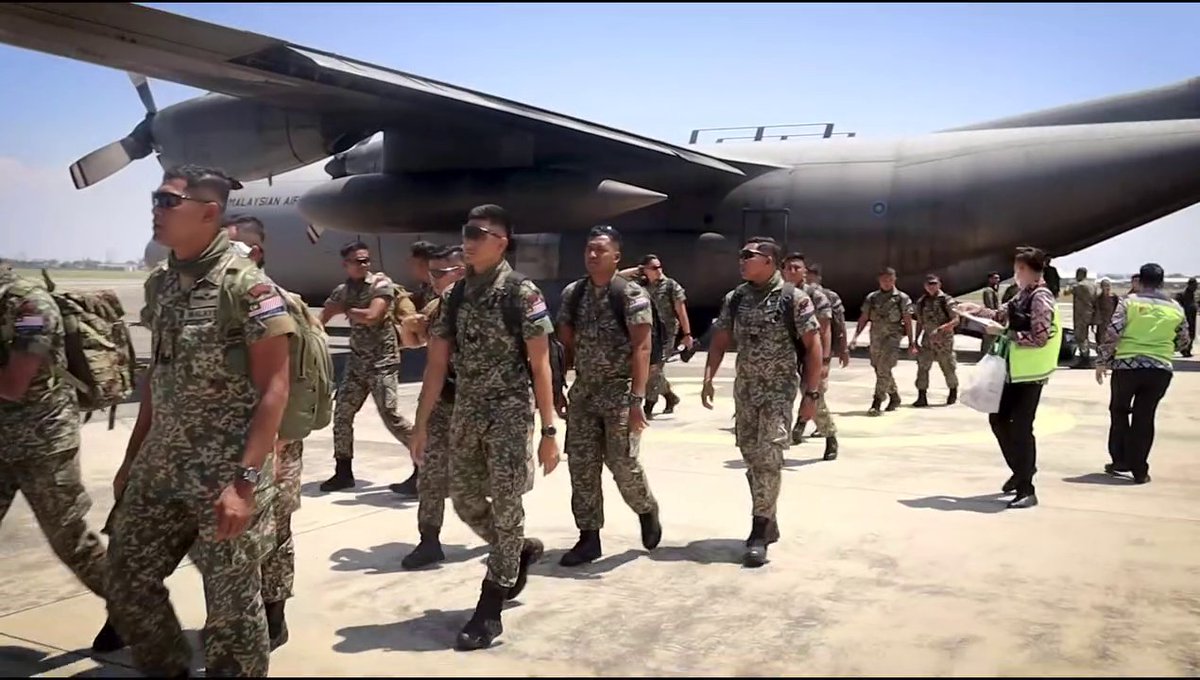 Jatosint's tweet image. 🇮🇩🇲🇾 Paratroopers from Malaysian Army #TDM 18 RAMD (Para) arrived in East Java using #TUDM C-130 Hercules for Exercise #LinudMalindo (15/9)

📸503rd IB