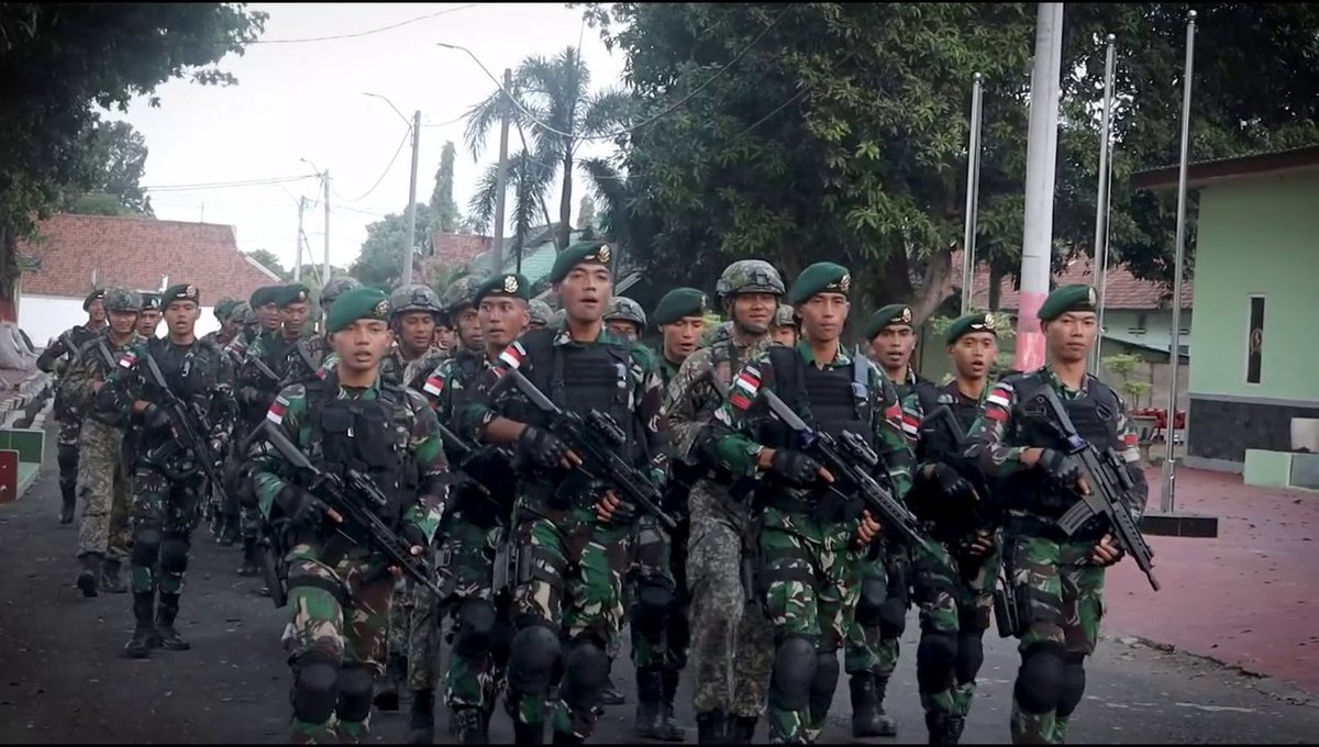 Jatosint's tweet image. 🇮🇩🇲🇾 Paratroopers from Malaysian Army #TDM 18 RAMD (Para) arrived in East Java using #TUDM C-130 Hercules for Exercise #LinudMalindo (15/9)

📸503rd IB