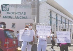 Roberto_Politik's tweet photo. Una vez más se comprueba que a los políticos, y especialmente los de MORENA, que el pueblo les vale madre.
El Estado debería garantizar el uso responsable y eficiente de los recursos, pero a ellos les encanta despilfarrar el dinero y chingárselo como si ellos lo hubieran generado.
Existe un contrato social donde los que trabajamos generamos impuestos para beneficio del pueblo, pero es una infamia dilapidarlo en lo que NO es prioritario.
Y esto es a propósito de las insultantes cantidades de dinero utilizado para los “festejos de El Grito”, cuando NO hay ni lo más básico para atender a la población. Incluso, el mismo personal de salud ha salido a protestar por la falta de insumos para realizar su labor. Simplemente el Sistema de Salud está destruido por voluntad política con el criminal pretexto de la dizque austeridad.
Son chingaderas…y más chingaderas, que la gente NO vea que nos están aniquilando.