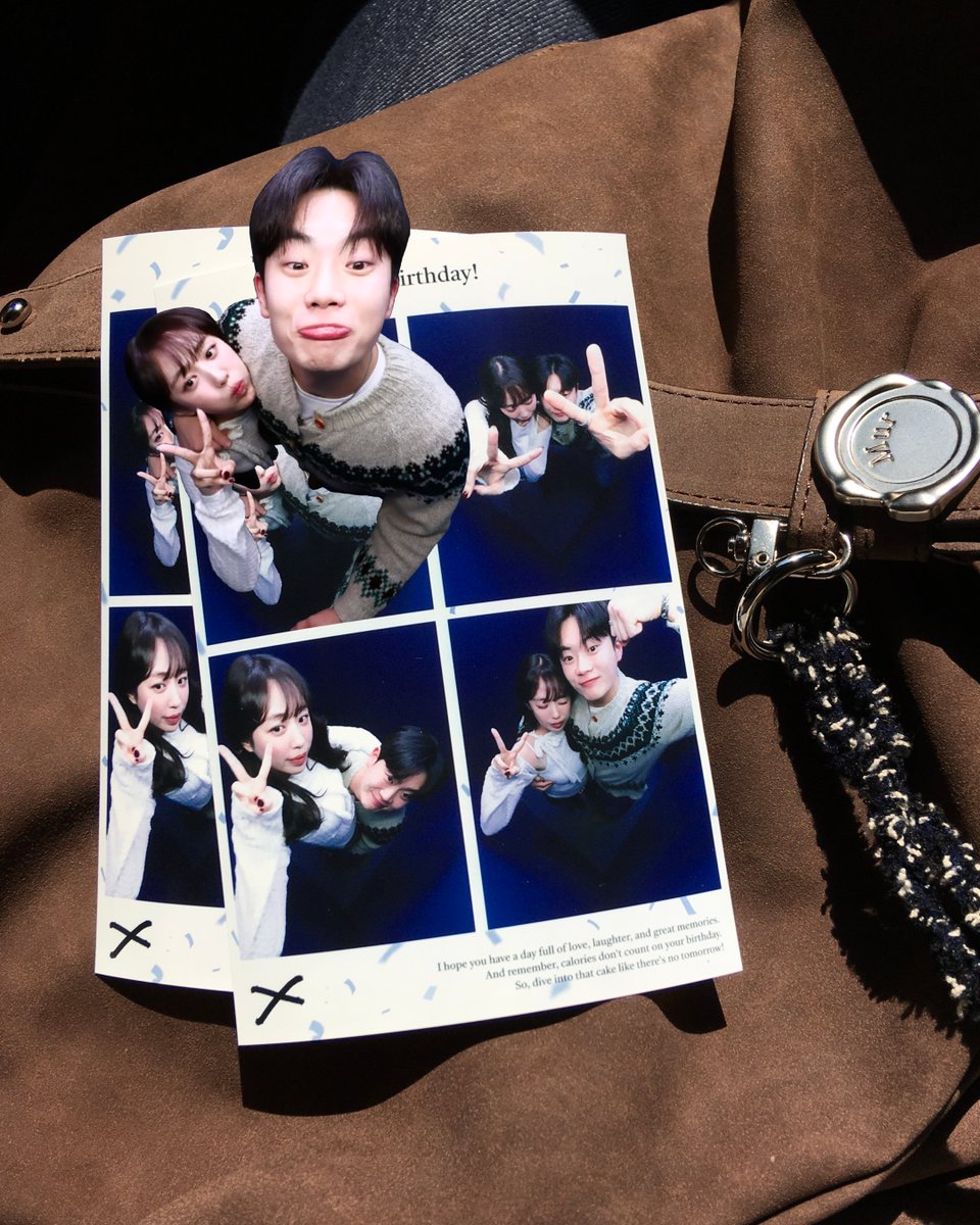 요즘 돈룩업은 이렇게 올린다면서요?! 👀
최애 컷 꾸욱- 눌러 누끼 따서 사진 위에 붙여넣으면!
💗 귀여운 피드 하나 완성 💗

다들 갑툭튀 하이앵글샷 찍으러 돈룩업 가자 👉