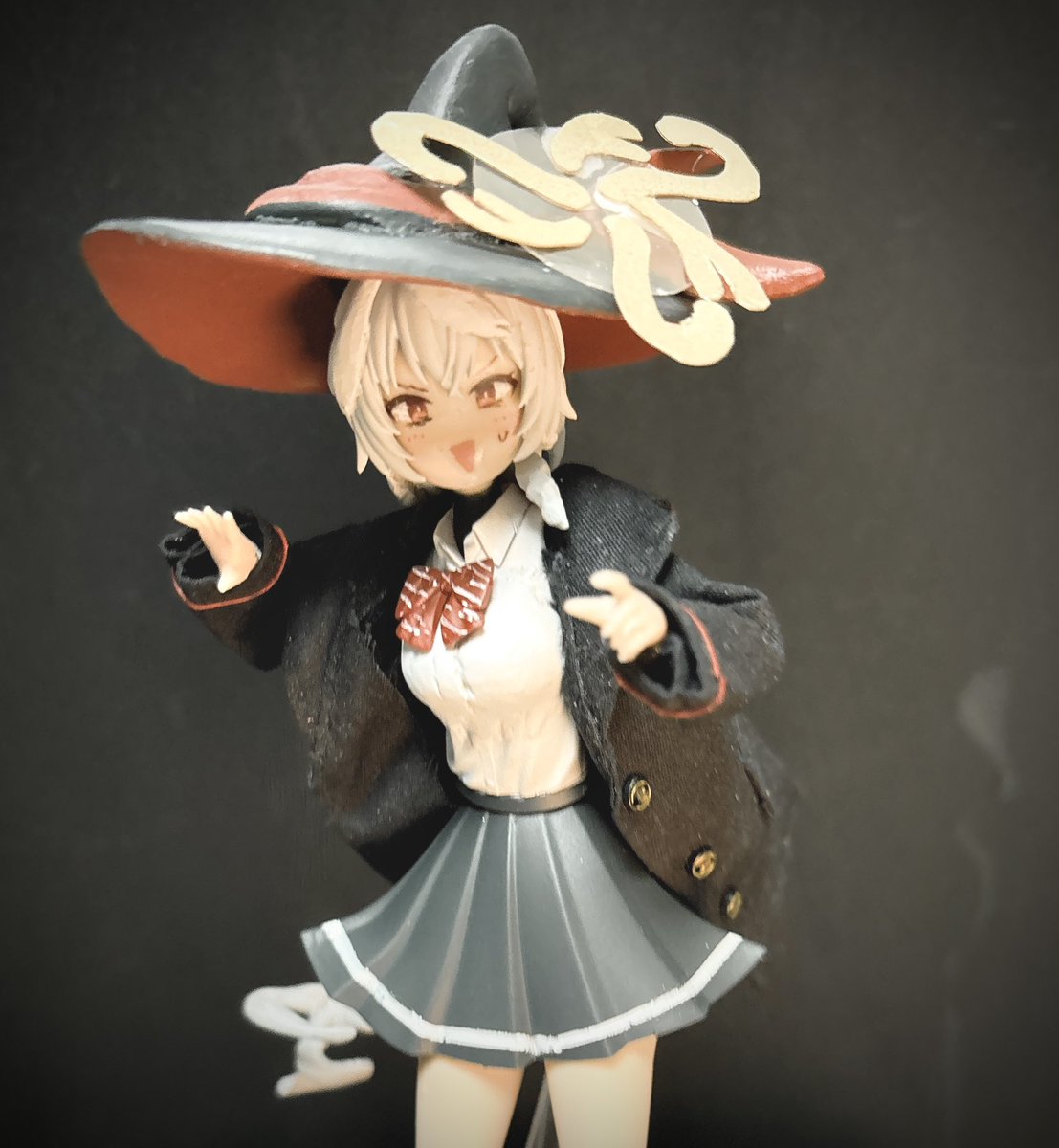 「白尾エリを作った。アブラカタブラ!」|arohaJのイラスト