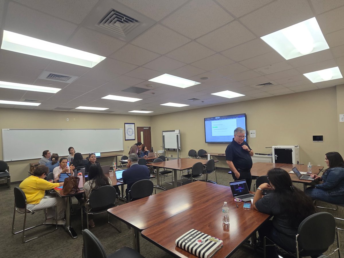 CISD_ML's tweet image. Our 2nd session was a great morning of learning with our Dual Language teachers from @McGheeWolves &amp;amp; @HamblenElem as we explored iReady to support Emergent Bilinguals!