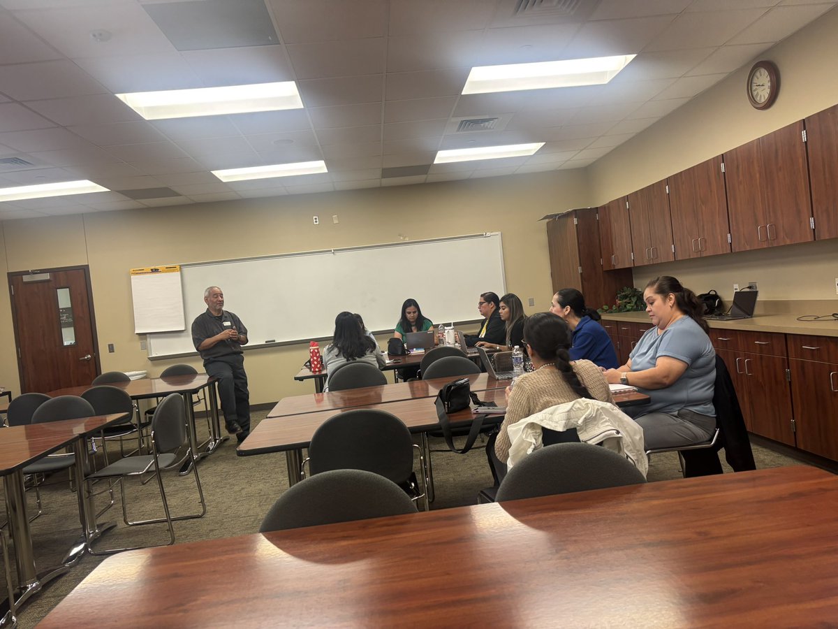 CISD_ML's tweet image. Our 2nd session was a great morning of learning with our Dual Language teachers from @McGheeWolves &amp;amp; @HamblenElem as we explored iReady to support Emergent Bilinguals!