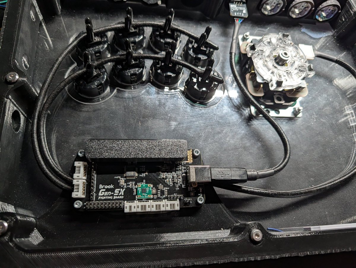 PCBの接続部を隠すためだけの黒いパーツをアメリカから取り寄せたりしてこだわった