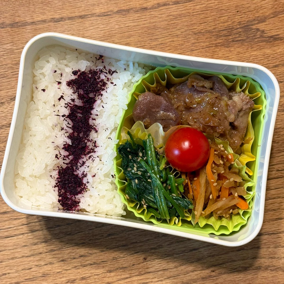 今日の #夫弁当 🍙

なんかミニトマトの置く位置に迷い真ん中😅塩レモンネギ豚たんがメインで！

#弁当記録 #9月17日