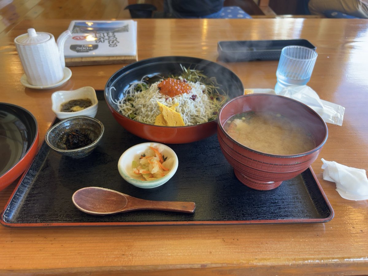 mnmrbike's tweet photo. いつも行く海沿いの定食屋　
今日は海沿いの席空いてなかった😭 https://t.co/WFsUankGB5