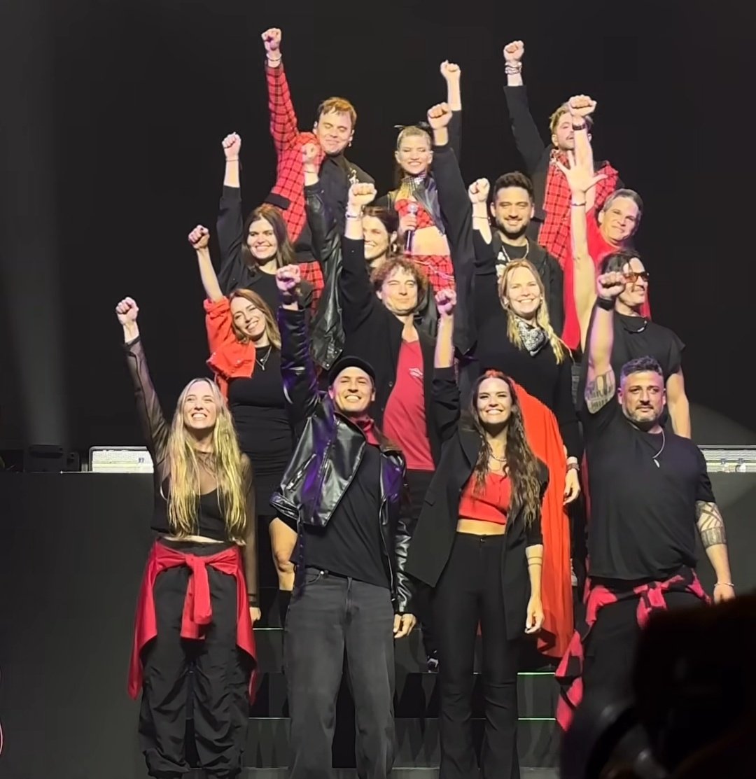 Lulexcasanova's tweet image. Dunof se debe estar preguntando porque faltaro el preceptor y los chicos de 4to...
#errewaytour2025
#Erreway 
el preceptor y los chicos de 4to: