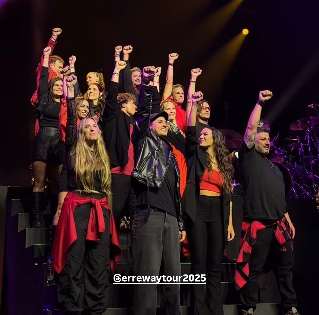 Lulexcasanova's tweet image. Dunof se debe estar preguntando porque faltaro el preceptor y los chicos de 4to...
#errewaytour2025
#Erreway 
el preceptor y los chicos de 4to: